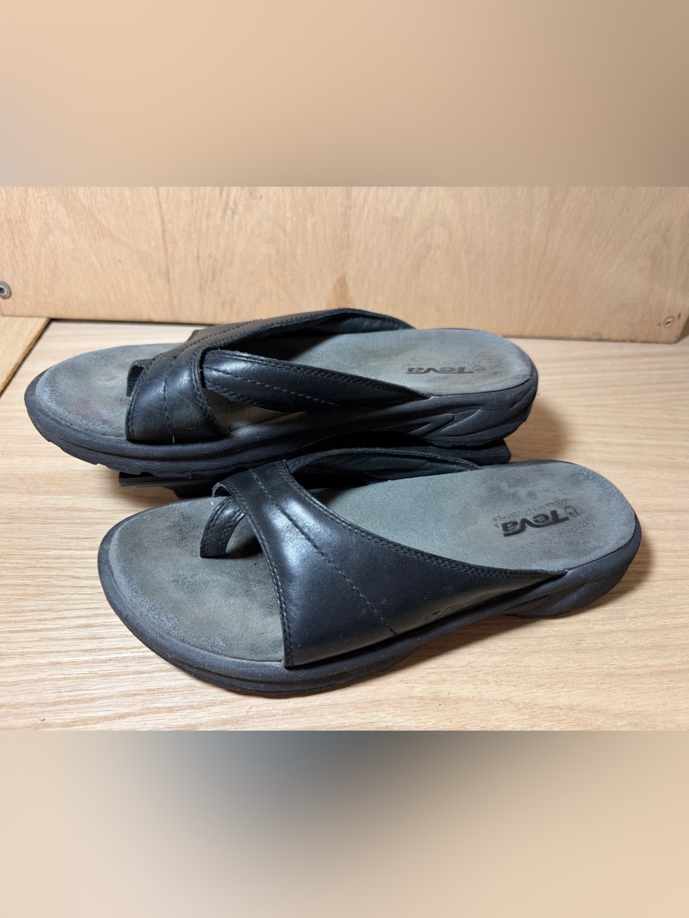 Teva Toe Post Black Leather Sandals Size 10